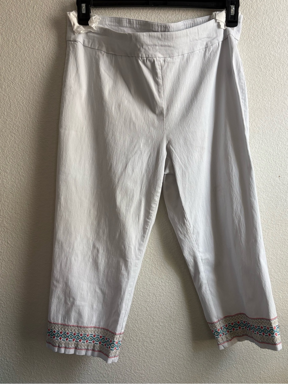 Briggs New York White Cotton Capri Pants with Colored Embroidery NWOT